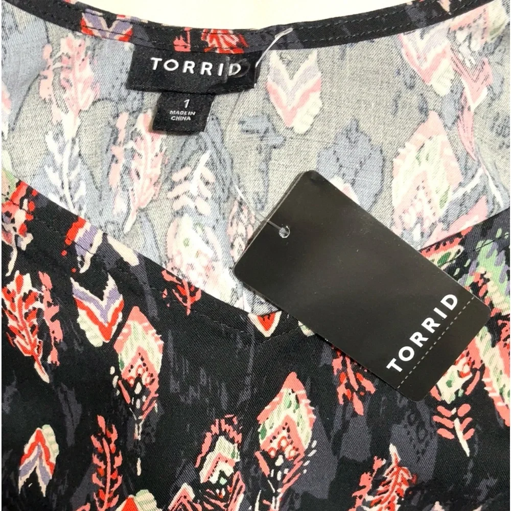 🆕🦋TORRID Feather Print Top🦋 - Picture 10 of 12